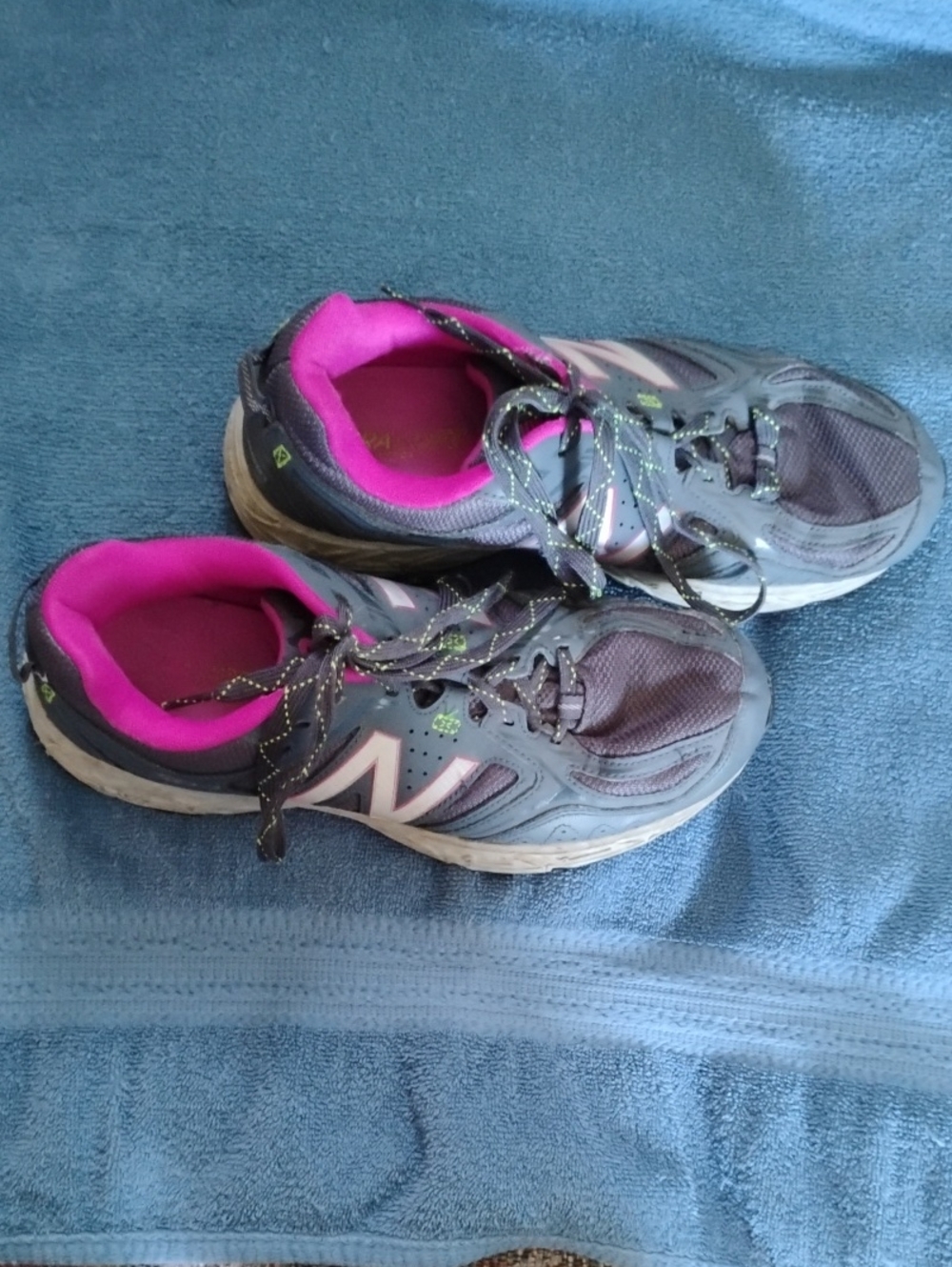 New Balance Women's Gray Sneakers with Pink Lining